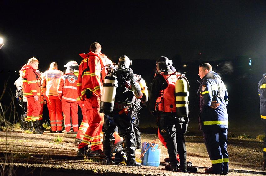 Einsatz BF Koeln PKW im Rhein Mondorf Hersel P066.JPG